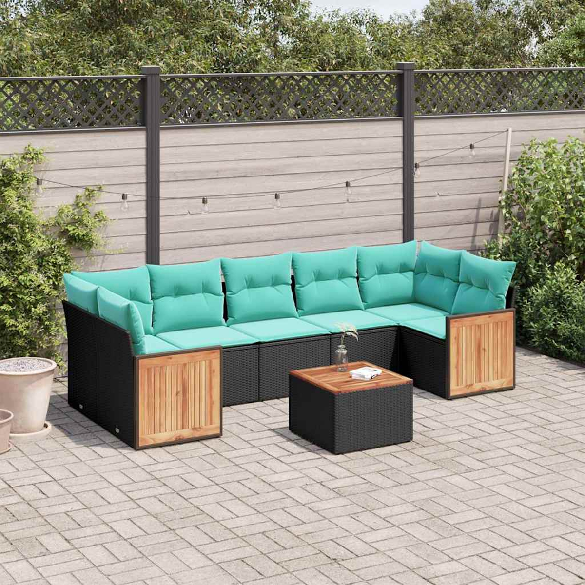 Ein modulares Outdoor-Sofa mit türkisfarbenen Kissen und Holzakzenten auf einer gepflasterten Terrasse.