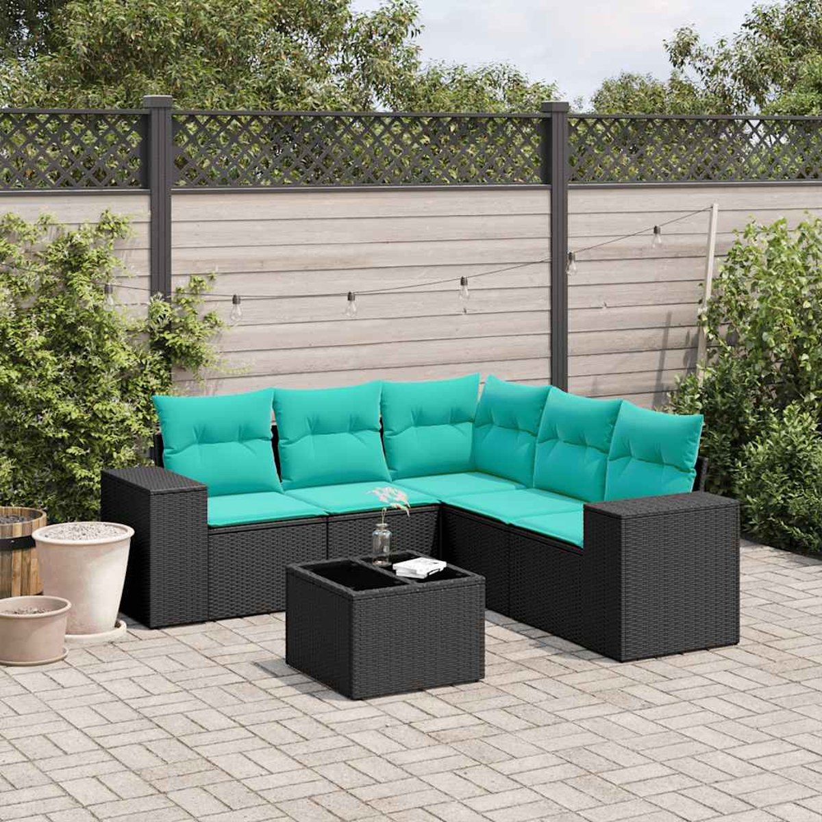 Ein schwarzes Lounge-Set mit türkisfarbenen Kissen auf einer gepflasterten Terrasse.