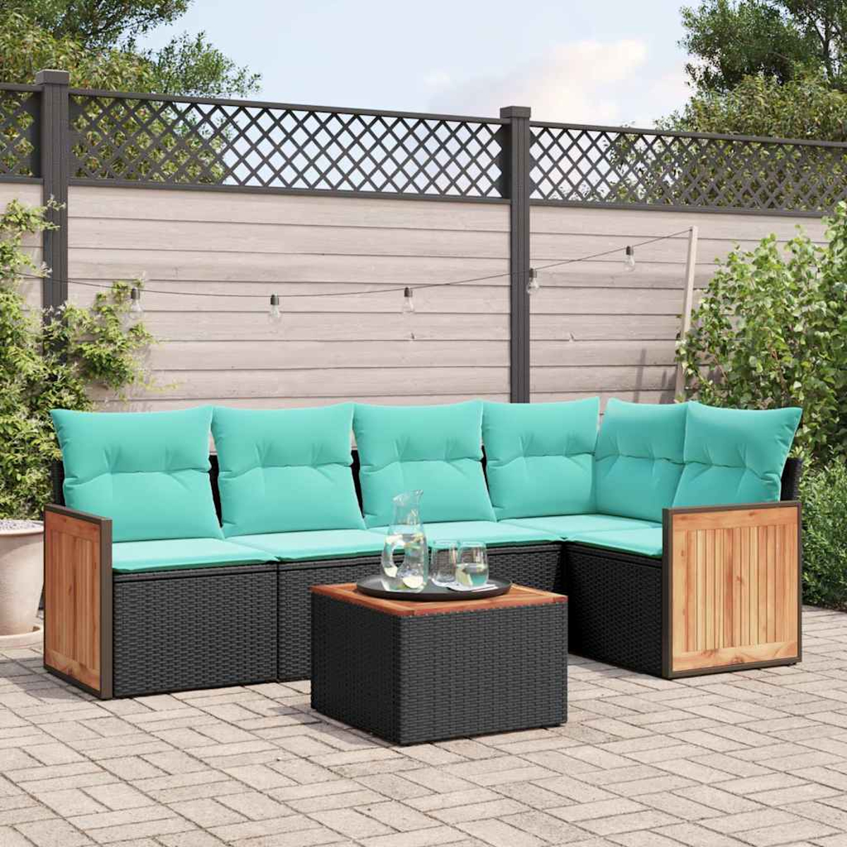 Außenecksofa mit türkisfarbenen Kissen und einem Korbtisch auf einer Ziegelsteinterrasse.