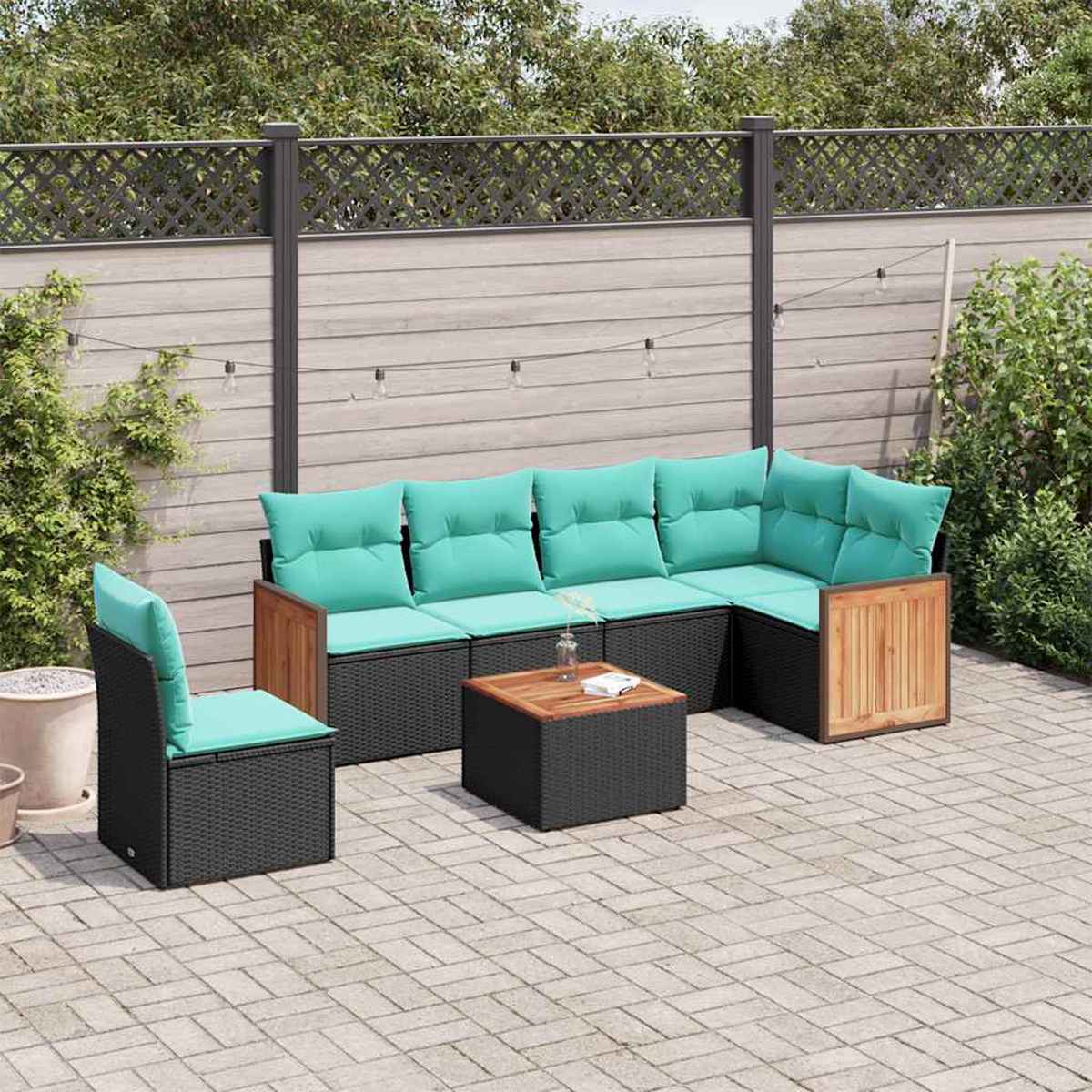 Gartensitzgruppe mit türkisfarbenen Kissen, Couchtisch und Stuhl auf einer Terrasse.