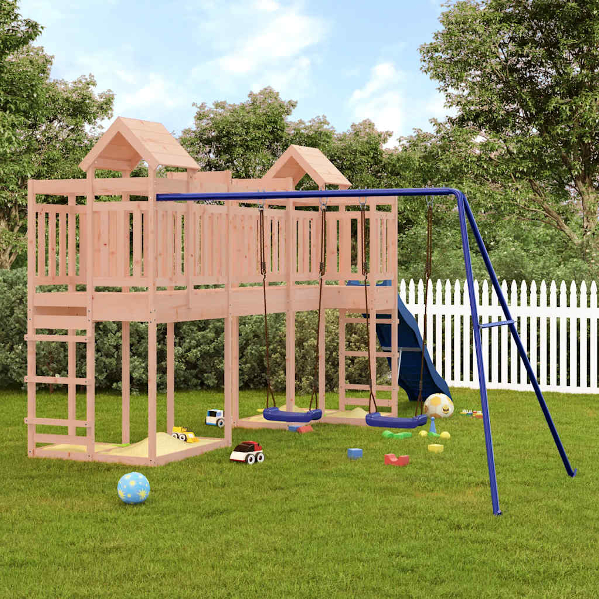 Ein hölzerner Spielturm mit Rutsche und Schaukeln im Garten.