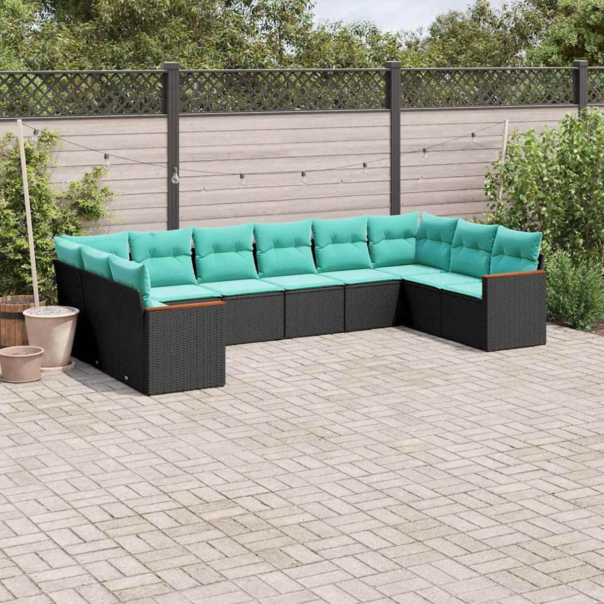 Ein U-förmiges Outdoor-Sofa mit schwarzen Rattanstühlen und türkisfarbenen Kissen.