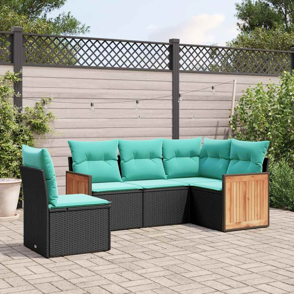 Ein wickerartiges Ecksofa mit türkisfarbenen Kissen und einem Holzakzent steht auf einer Pflasterterrasse.