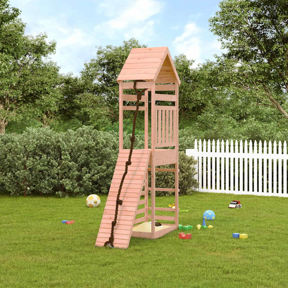 Ein Holzturm mit Rutsche und Seil im Garten, umgeben von Bäumen und einem Zaun.