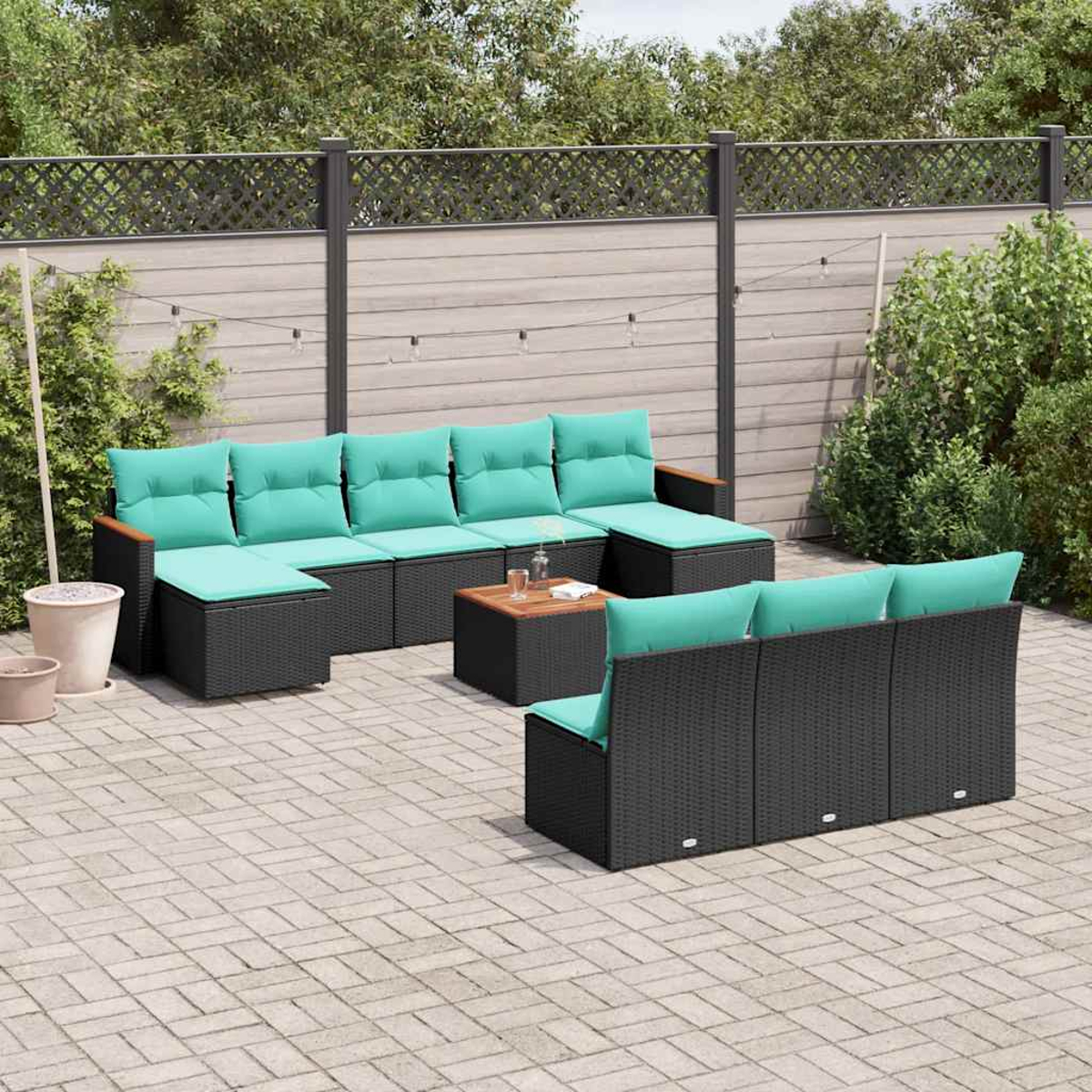 Outdoor-Geflecht-Sektionalsofa mit tealfarbenen Kissen auf einer gepflasterten Terrasse.
