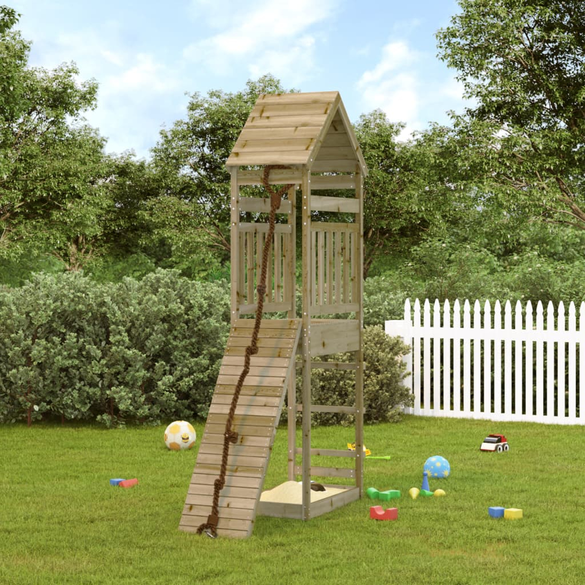 Ein hölzerner Spielturm mit Rutsche und Seil im Garten, umgeben von Grün und einem weißen Zaun.
