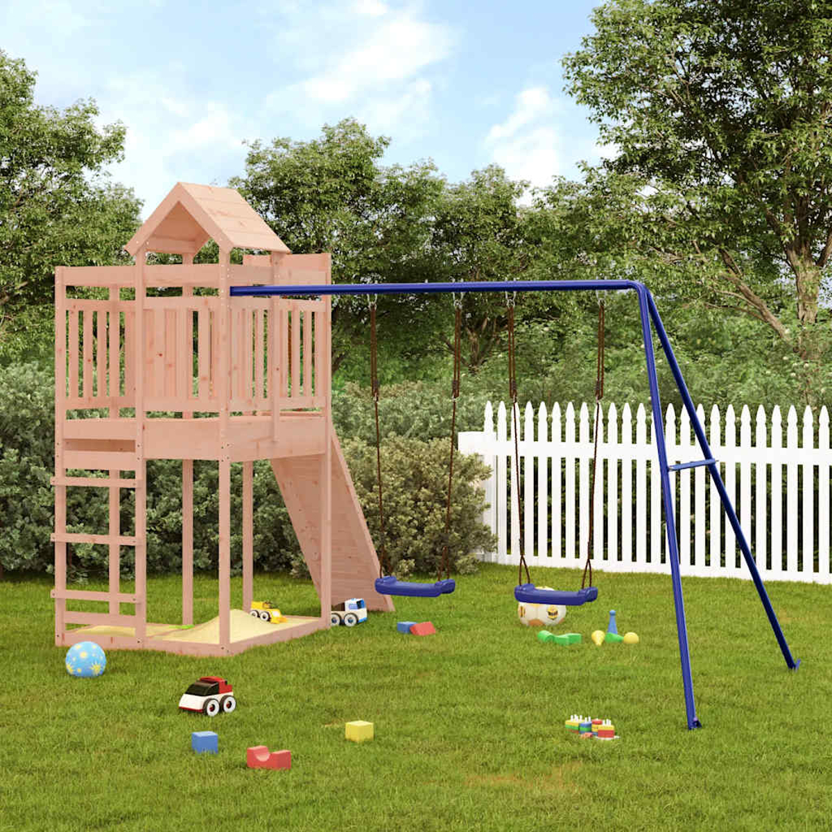 Ein Holzspielturm mit Schaukeln, Rutsche und Sandkasten auf einer grünen Wiese.