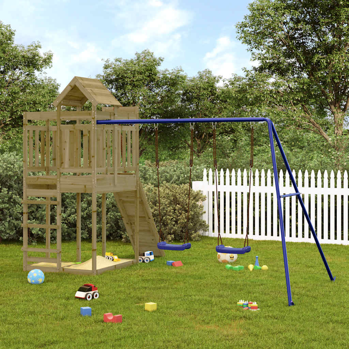 Ein Holzspielturm mit Schaukeln und Rutsche steht im Garten mit Spielzeug.