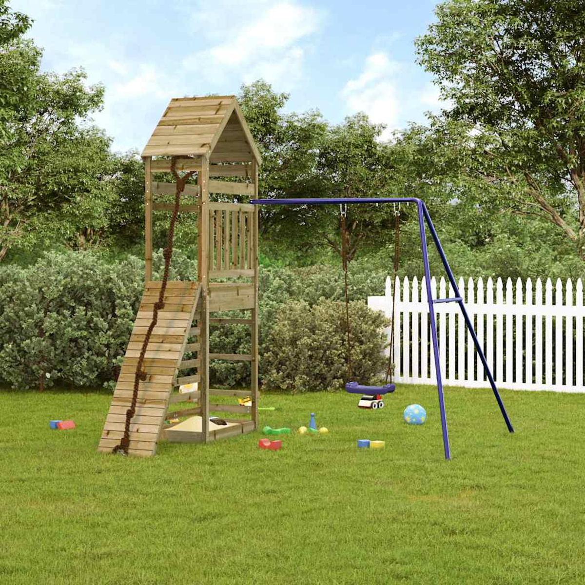Ein hölzerner Spielturm mit Rutsche und Schaukel im Garten.