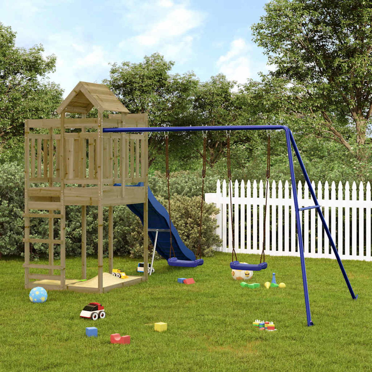 Holzspielplatz mit Rutsche, Schaukeln und Sandkasten. Spielzeug auf Gras.