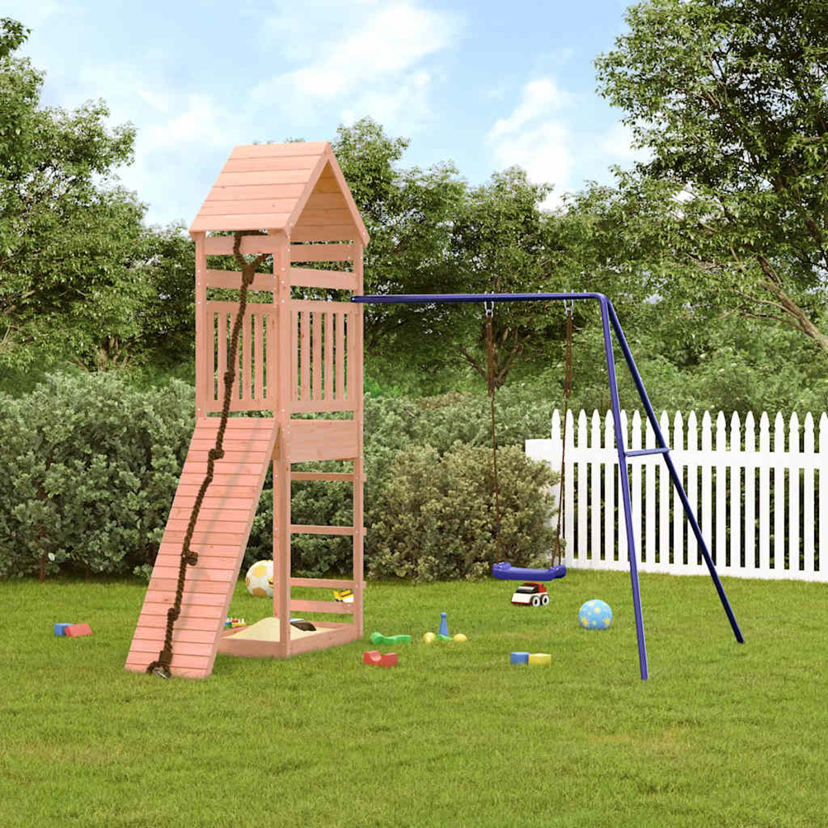 Ein hölzerner Spielturm mit Rutsche und Schaukel im Garten. Zahlreiches Spielzeug liegt auf dem Rasen.