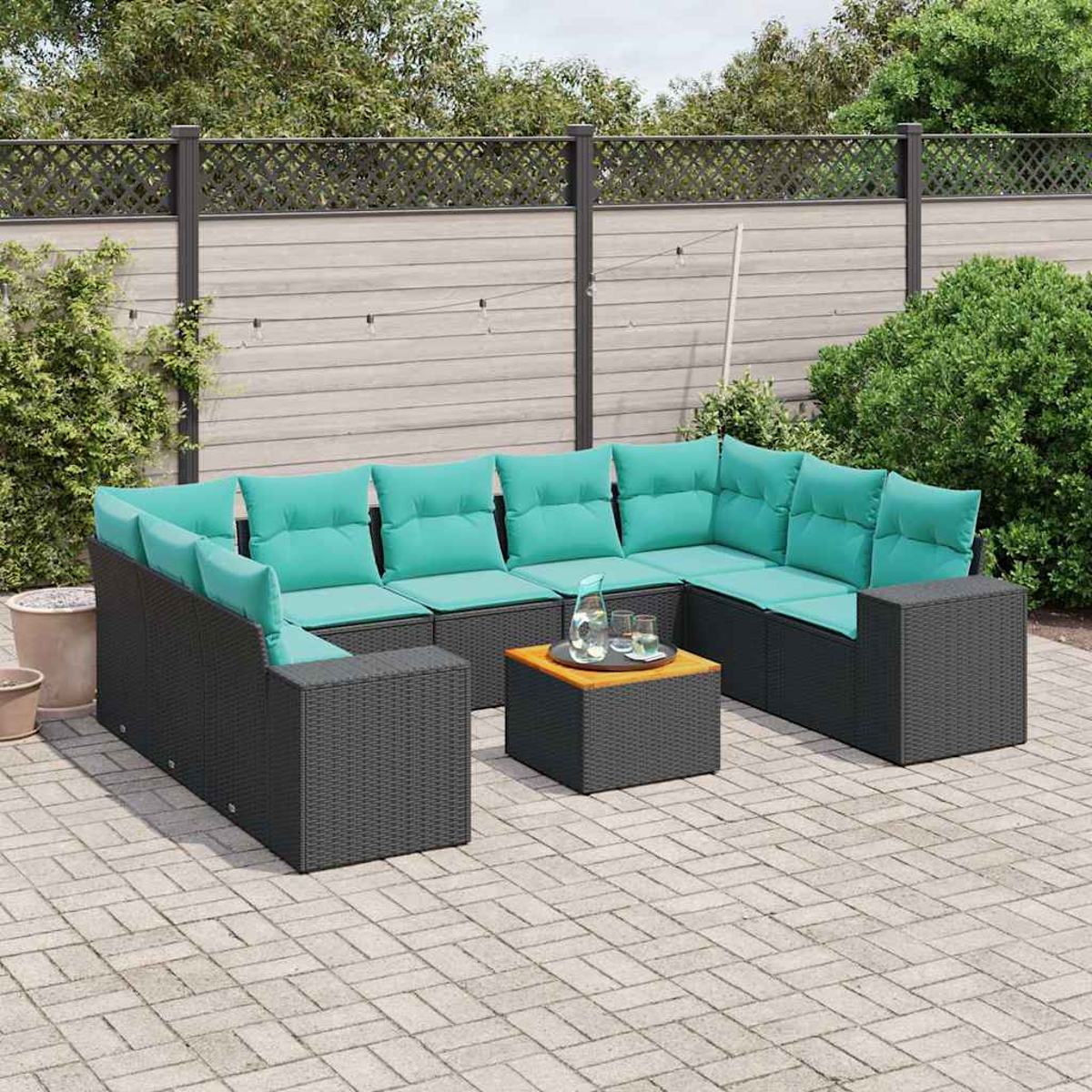 Ein wetterfester Lounge-Sitzbereich im Freien mit dunklen Korbsofas und türkisfarbenen Kissen.