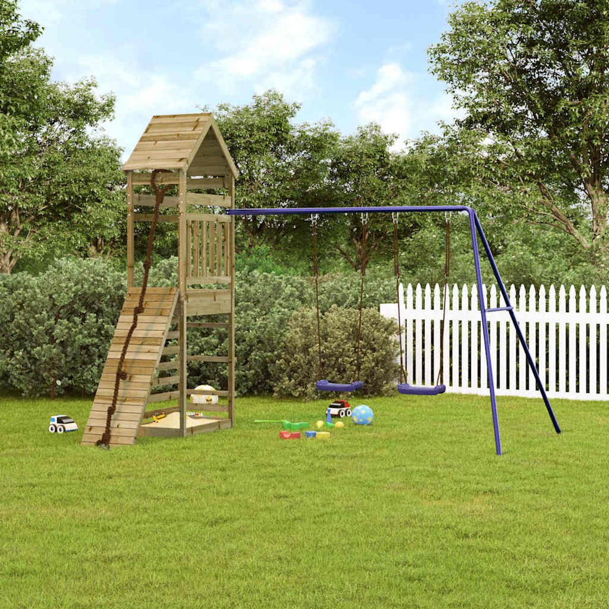 Ein hölzerner Spielturm mit Rutsche und Schaukeln steht auf einem Rasen neben einem weißen Zaun.