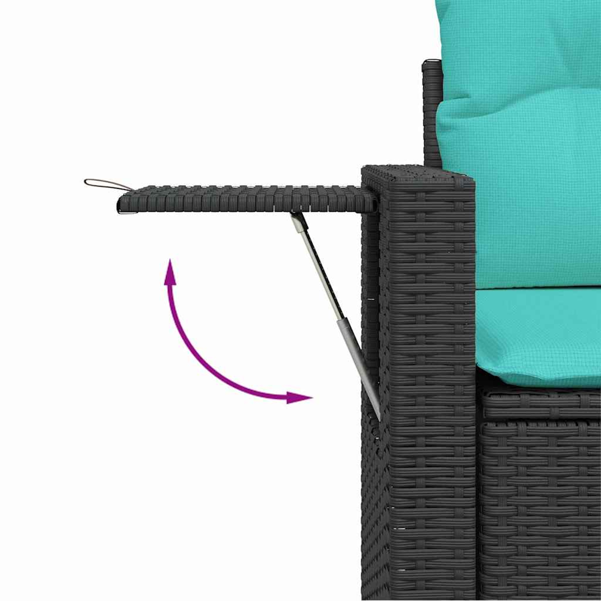 Ausziehbarer Tisch an einem dunkelgrauen Rattansofa mit hellblauen Kissen.