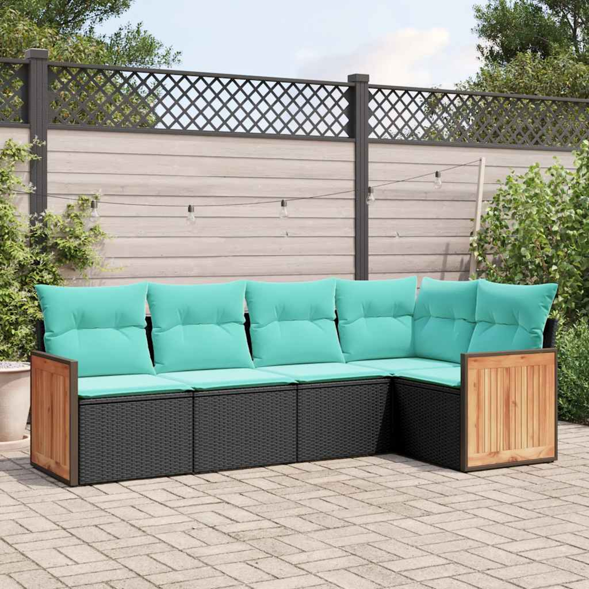 Ein modulares Gartensofa mit schwarzen Körben und türkisen Kissen.