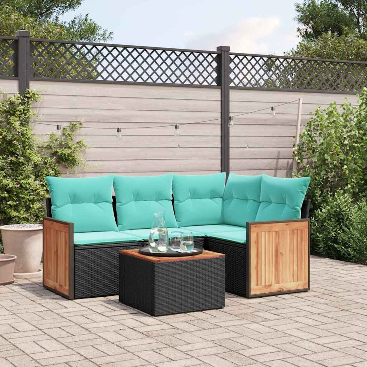 Ecksofa für draußen mit tealfarbenen Kissen und Holzakzenten auf einer gepflasterten Terrasse.