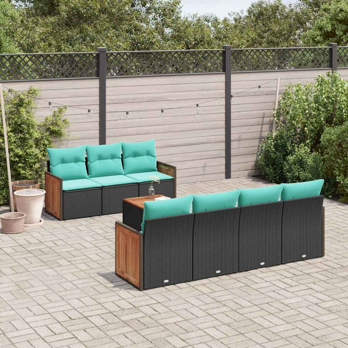 Gartenmöbel mit Teakholzrahmen und schwarzen Polyrattan-Elementen mit türkisen Kissen.