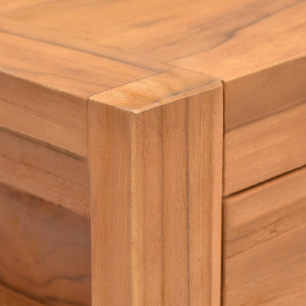 Naheaufnahme einer Holzkiste mit sichtbarer Maserung und Kanten.