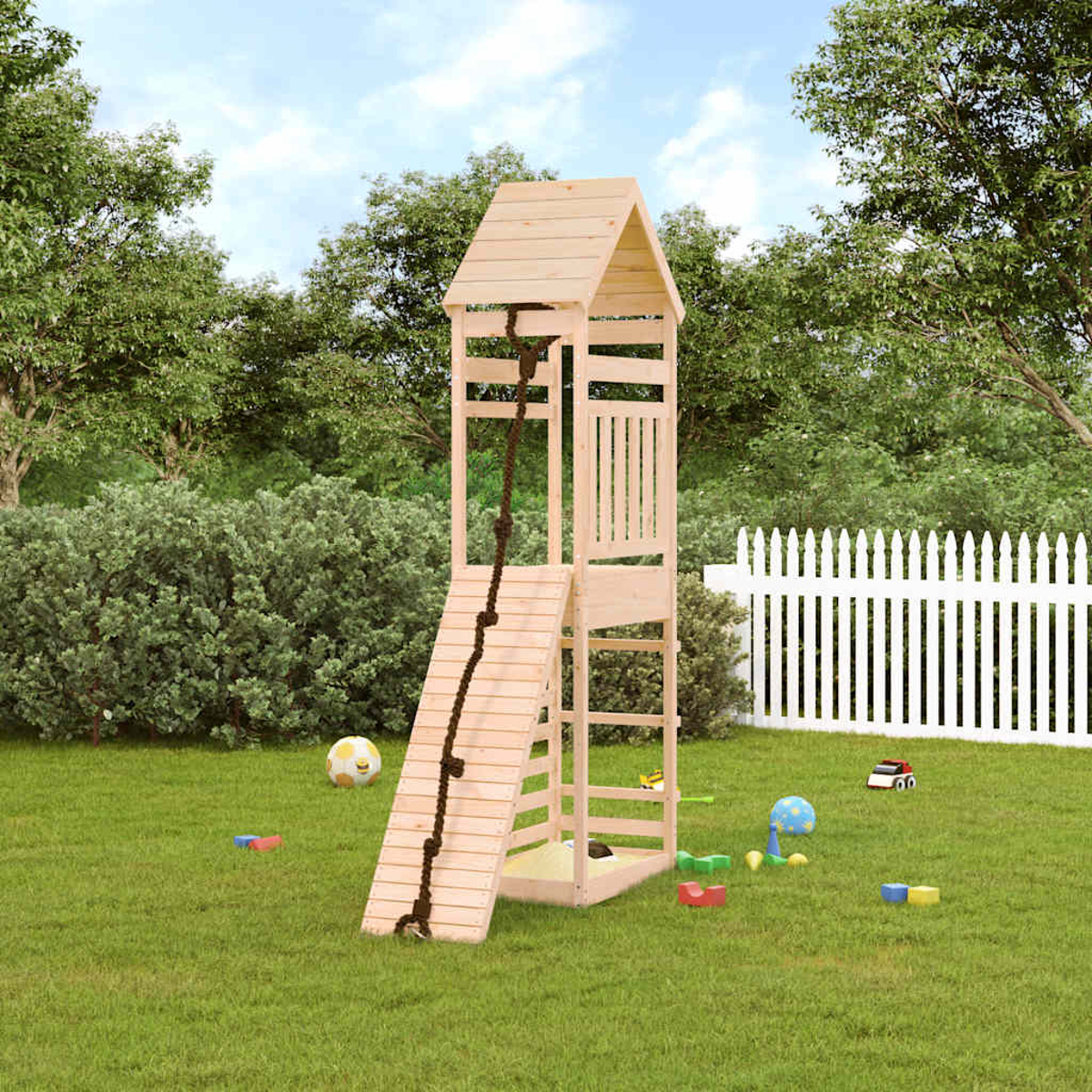Ein hölzerner Spielturm mit Rutsche und Kletterseil auf einer grünen Wiese.