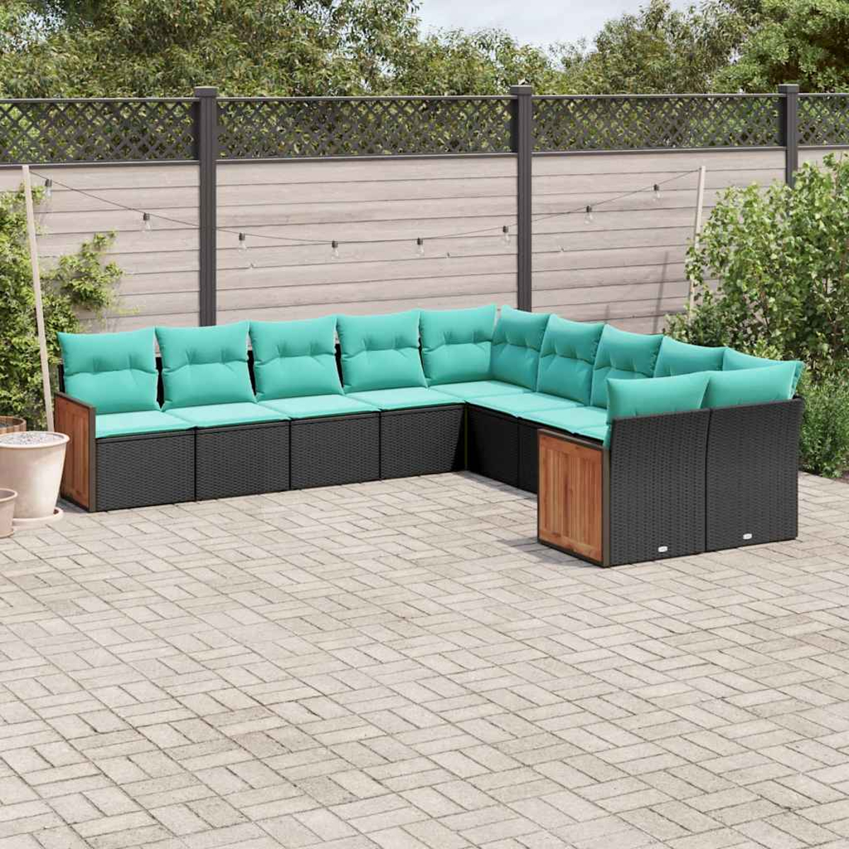 Outdoor-Sectiounalsofa mit türkisblauen Kissen auf einer gepflasterten Terrasse, dahinter Zaun und Grünzeug.