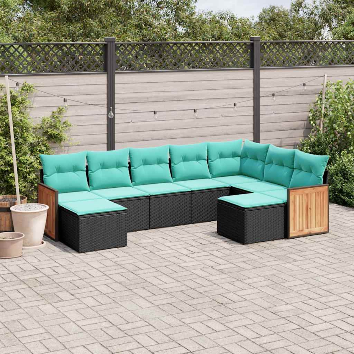 Moderne Gartenlounge mit helltürkisen Polstern auf dunklen Rattangeflecht-Elementen.