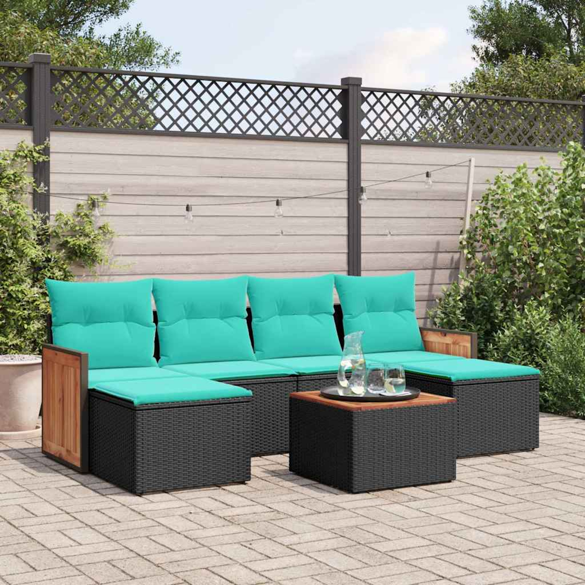 Sofá modular exterior con cojines turquesa y mesa de centro en patio pavimentado.