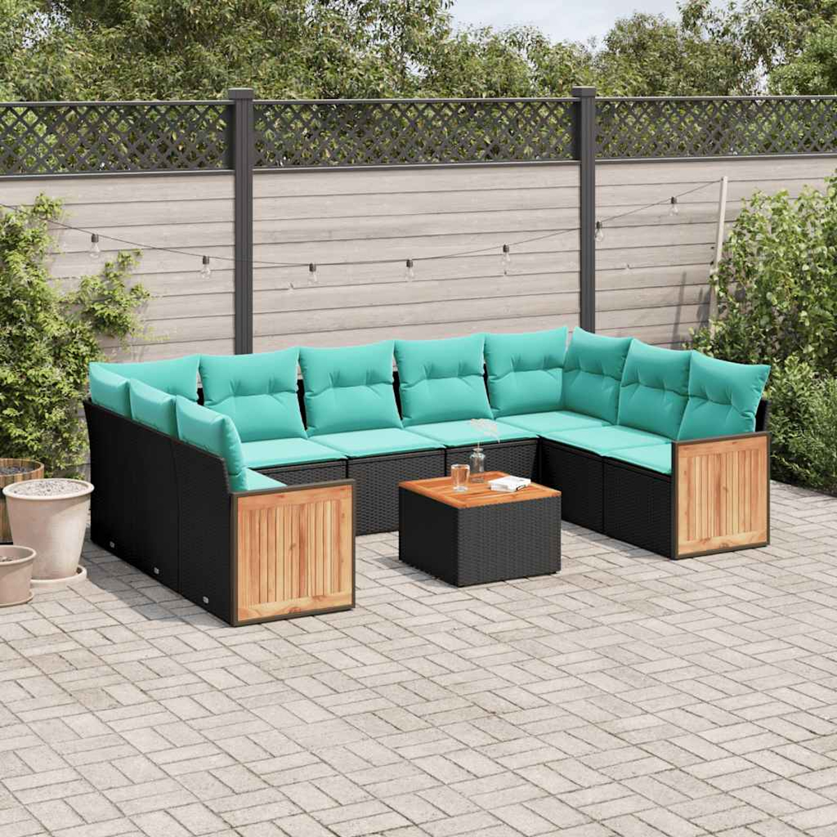 Gartenlounge mit türkisfarbenen Polstern und Holzakzenten vor einer Holzwand.