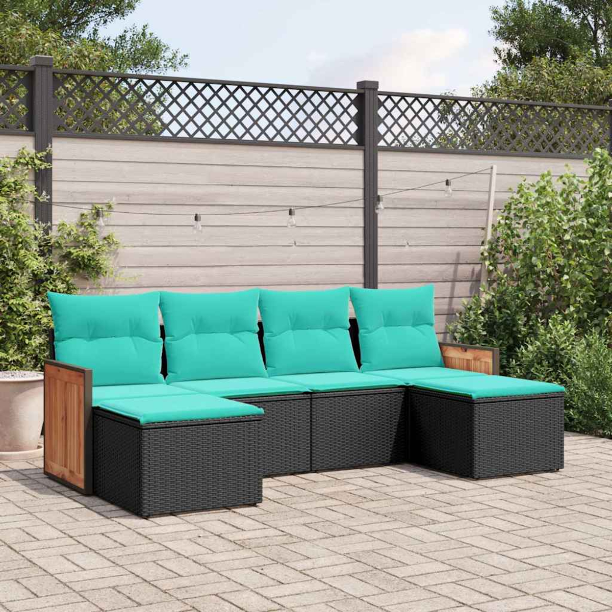 Moderne Gartenlounge mit türkisen Polstern und Holzdetails auf gepflasterter Terrasse.