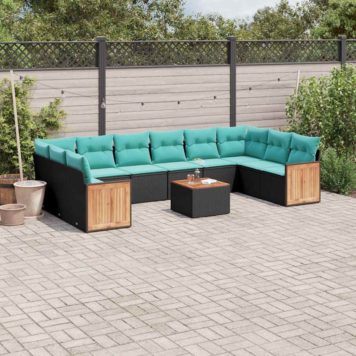 Ein U-förmiges Gartensofa mit türkisen Polstern und Holzakzenten auf einer Steinterrasse.