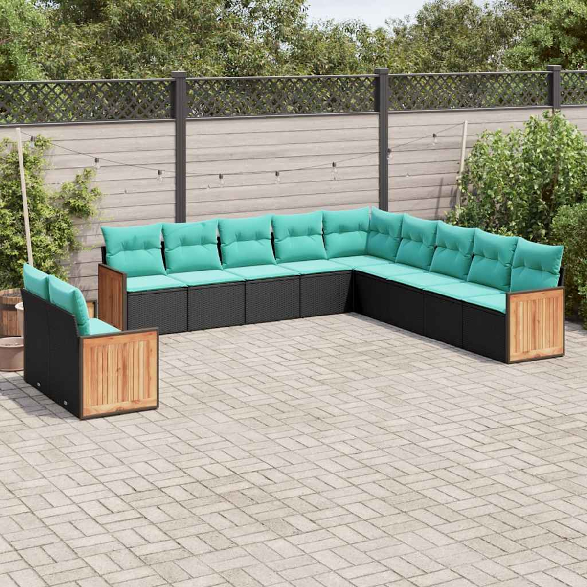 Sofá seccional exterior con módulos negros y cojines turquesa en un patio pavimentado.
