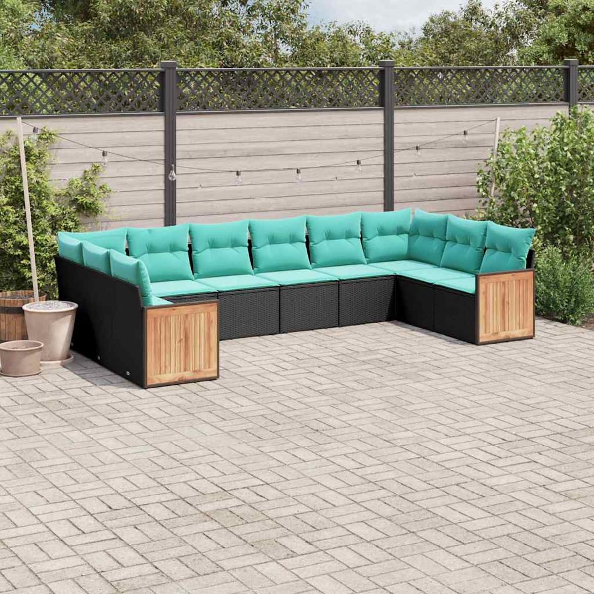 Ecksofa mit türkisen Kissen auf einer gepflasterten Terrasse, umgeben von Grün.