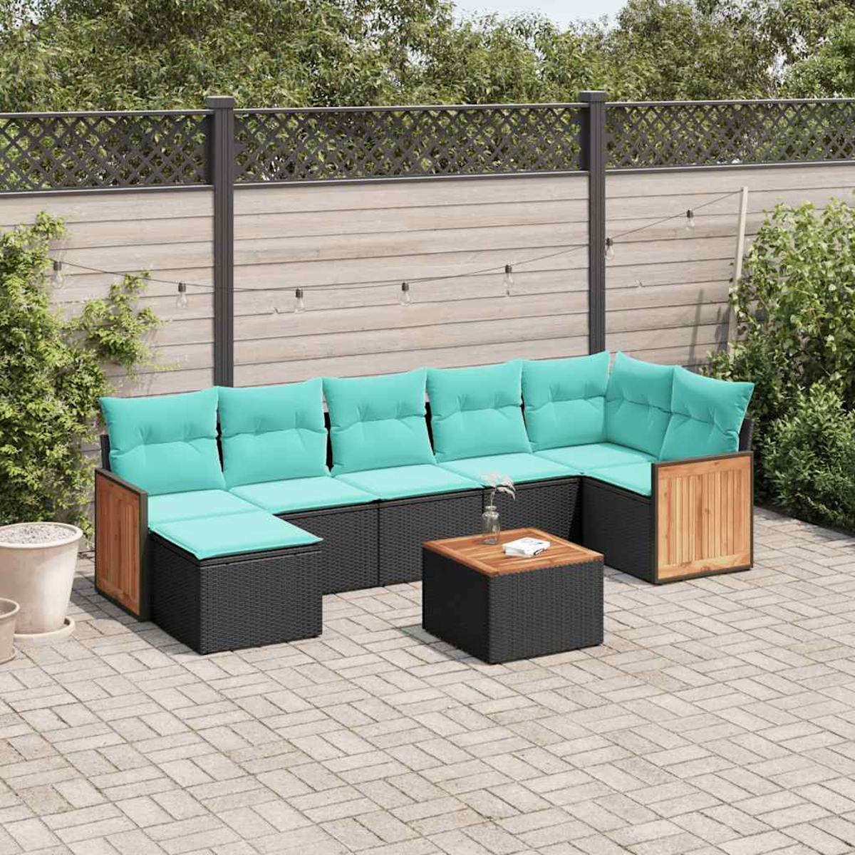 Gartenlounge mit türkisen Kissen, Holzakzenten und Beistelltisch auf gepflasterter Terrasse.