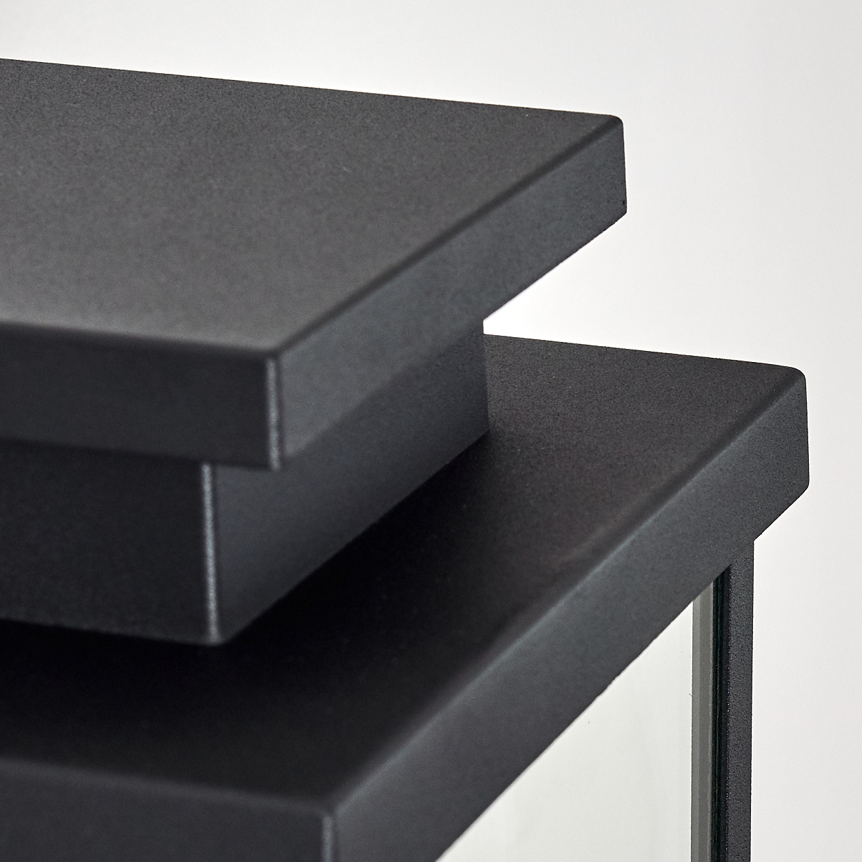 Schwarze, rechteckige Strukturen mit glatten Kanten und einer leichten Textur.