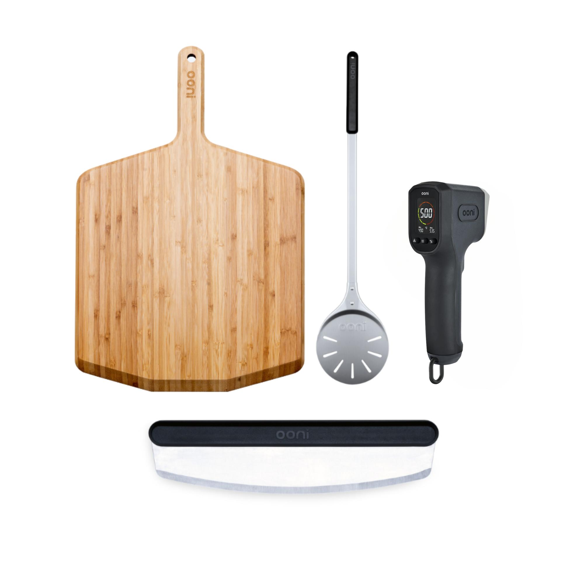 Pizza-Zubehör: Holzschieber, Pizzaschneider, Wender und Thermometer.