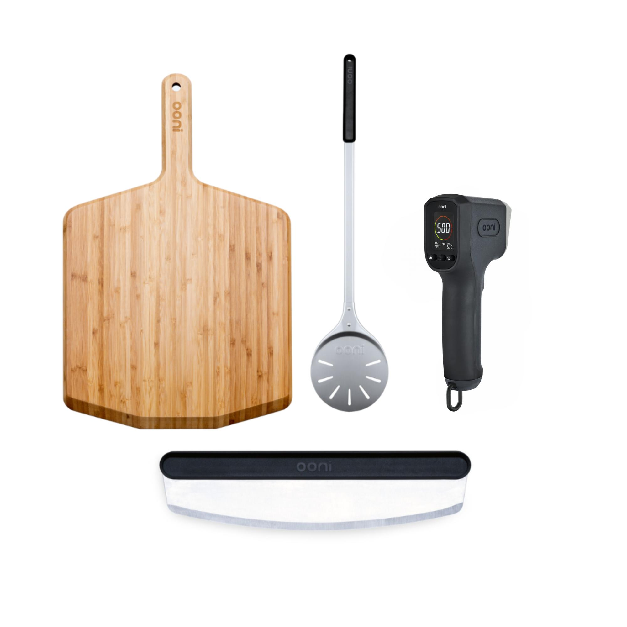 Holzpizza-Schaufel, Pizzaschneider, Pizzaschieber und IR-Thermometer.