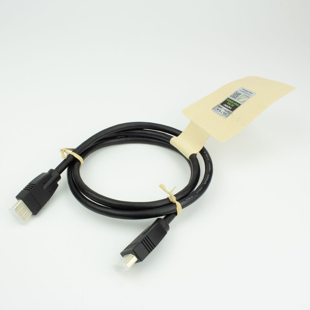 Een zwarte HDMI-kabel met twee connectoren, vastgezet met een label.
