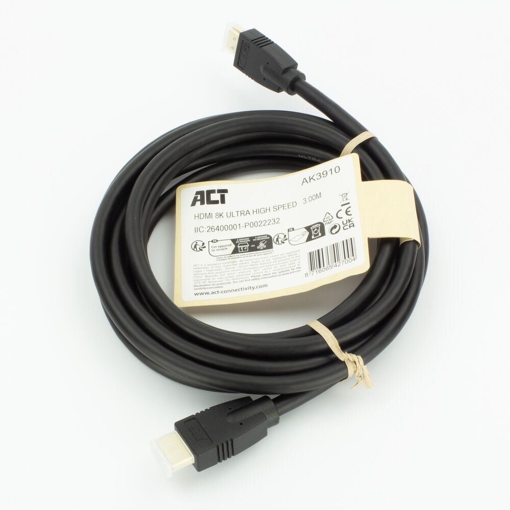 Zwarte HDMI-kabel met etiket, opgerold op witte achtergrond.