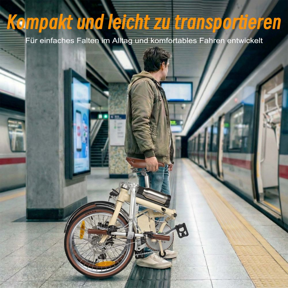 Hombre con bicicleta plegable beige en andén junto a tren. Compacta y ligera de transportar.