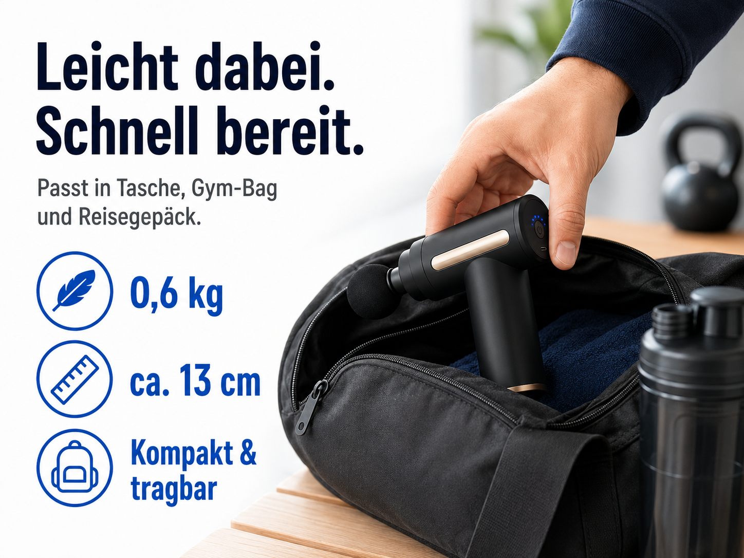 Ein Mann packt eine schwarze Massagepistole in eine Sporttasche. Gewicht 0,6 kg.