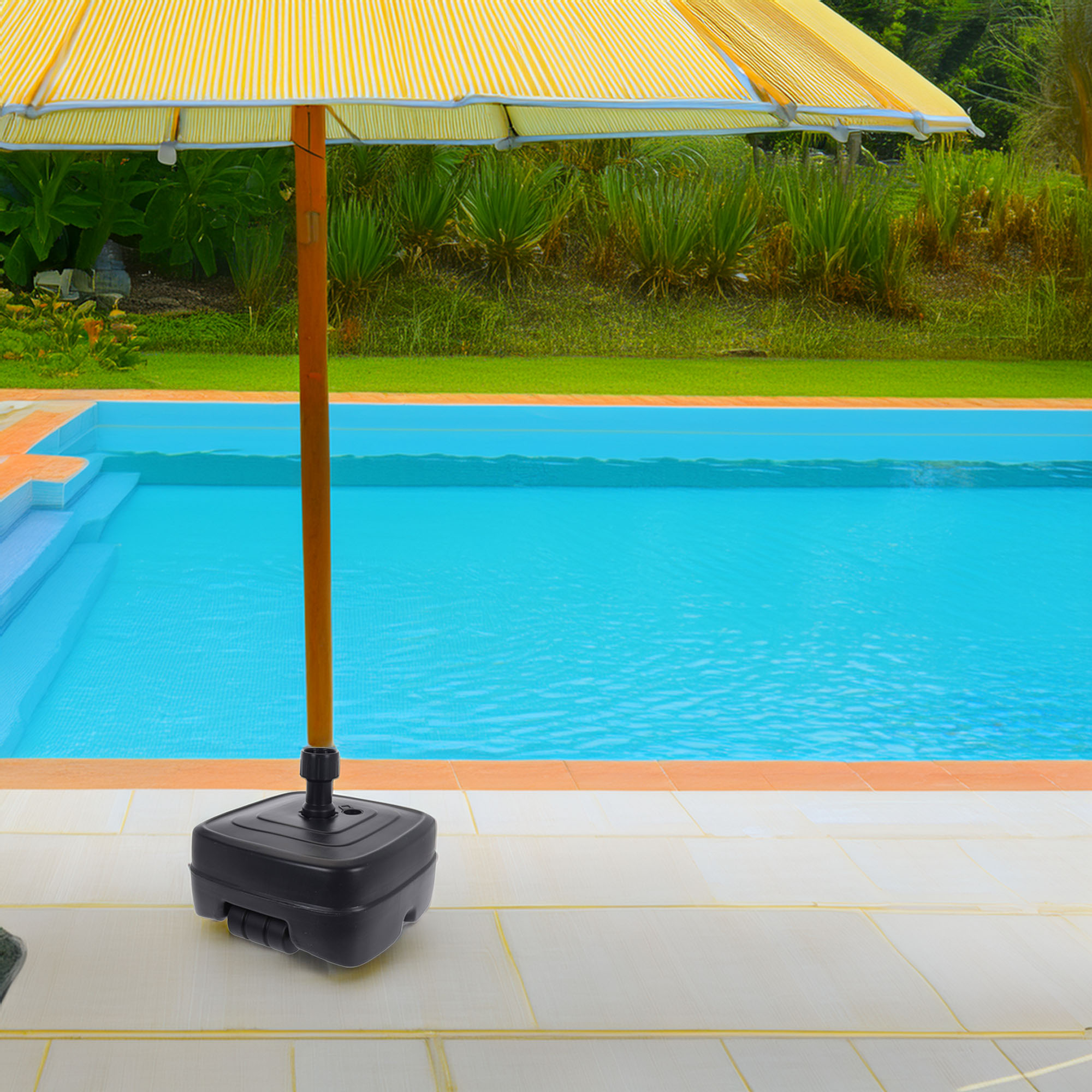 Un paraguas amarillo junto a una piscina azul con escalones.