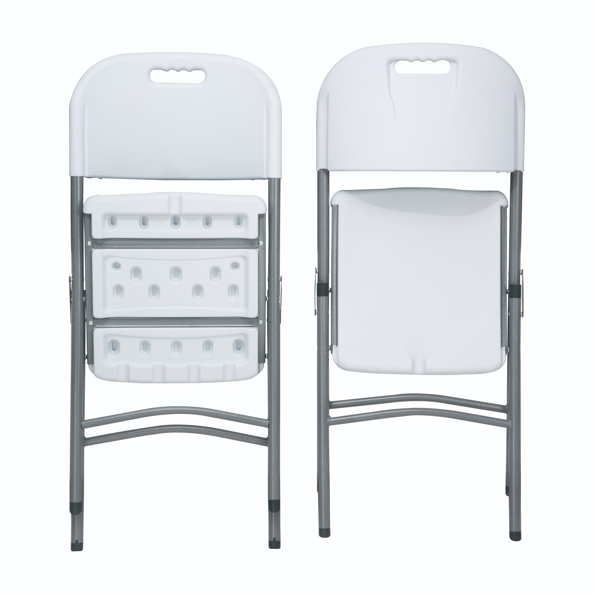 Dos sillas plegables blancas con patas de metal grises.