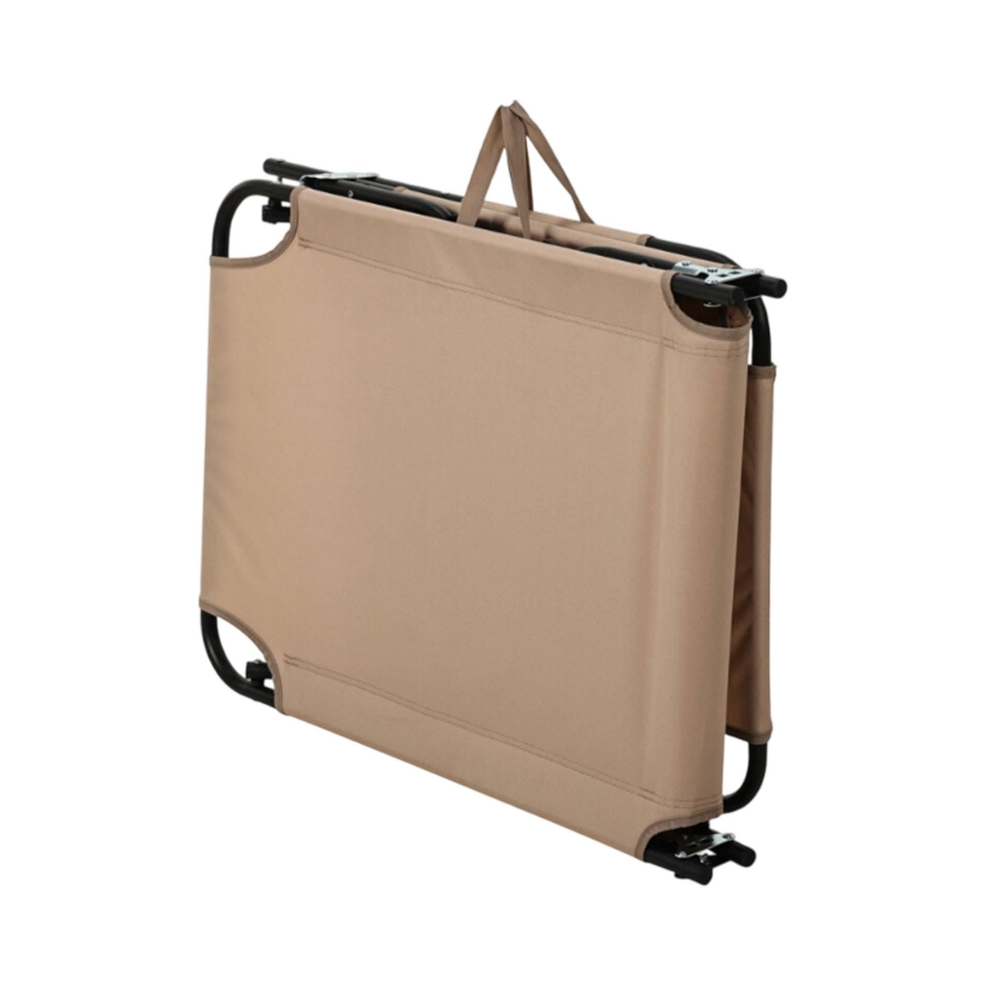 Una cama de camping plegada de tela beige con marco de metal negro y asa.