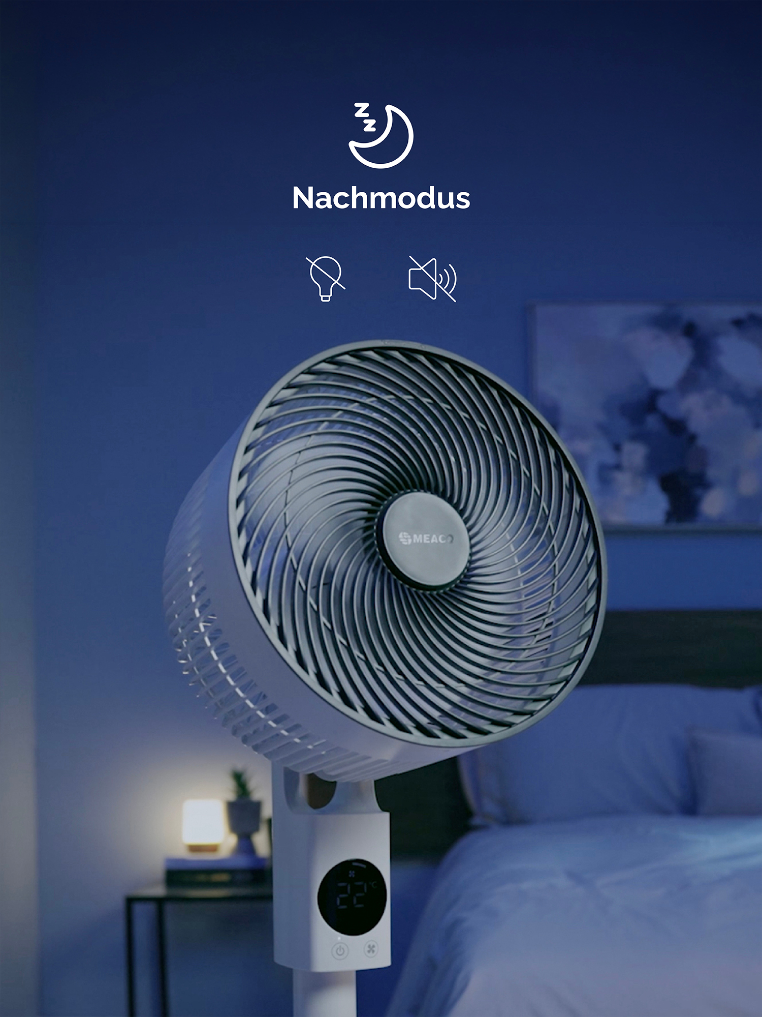Ein weißer Ventilator steht neben einem Bett. Ein Mondsymbol und Text zeigen den Nachtmodus.