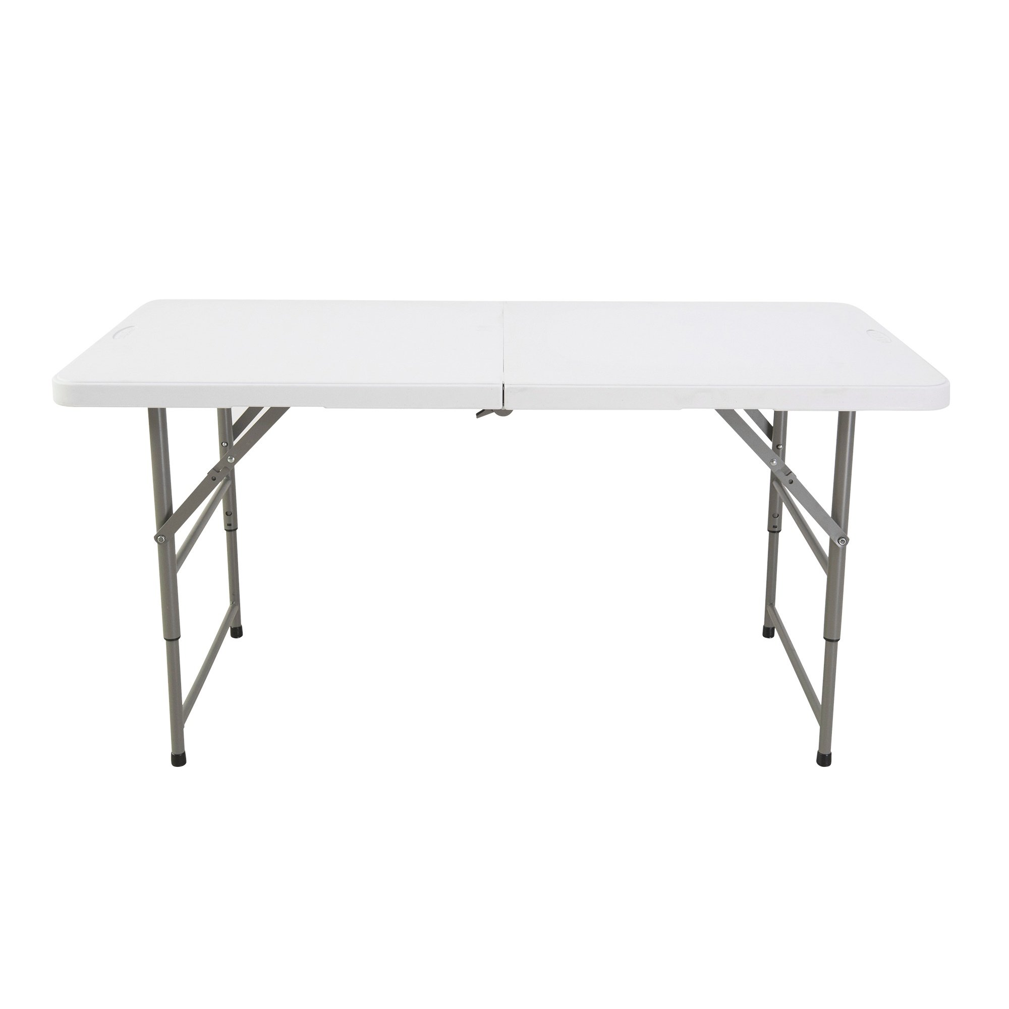 Una mesa plegable blanca con patas de metal plateadas, sobre fondo blanco.