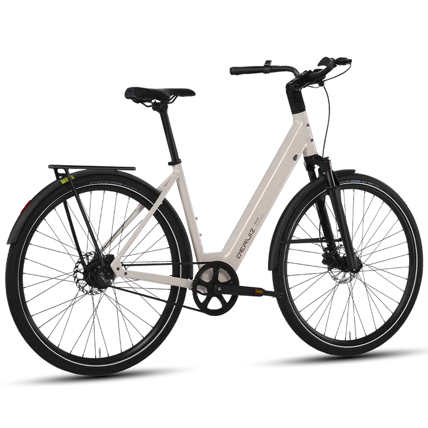 Ein helles Elektrofahrrad mit schwarzen Reifen, Schutzblechen und Sattel.