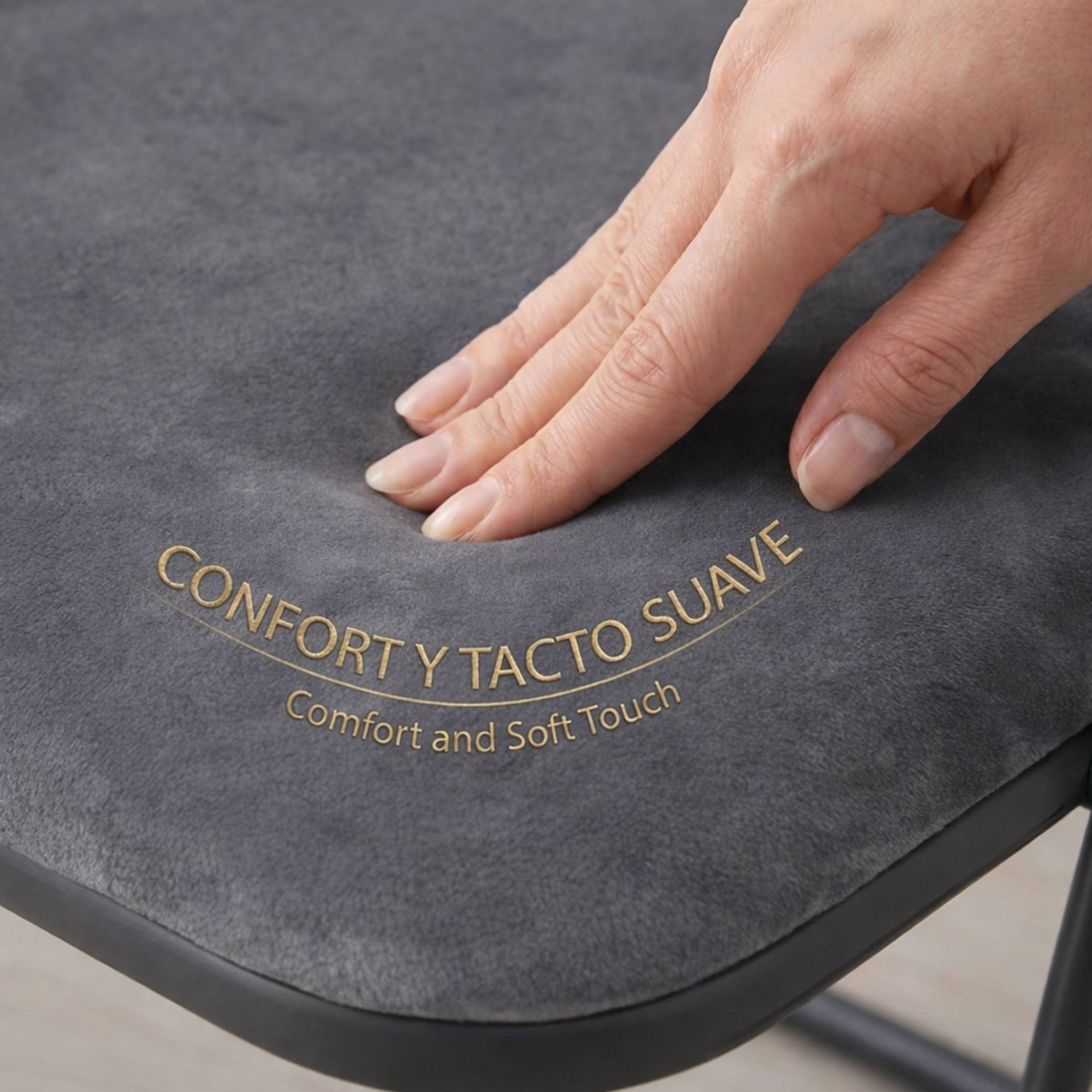 Una mano toca un asiento oscuro y suave con letras doradas.