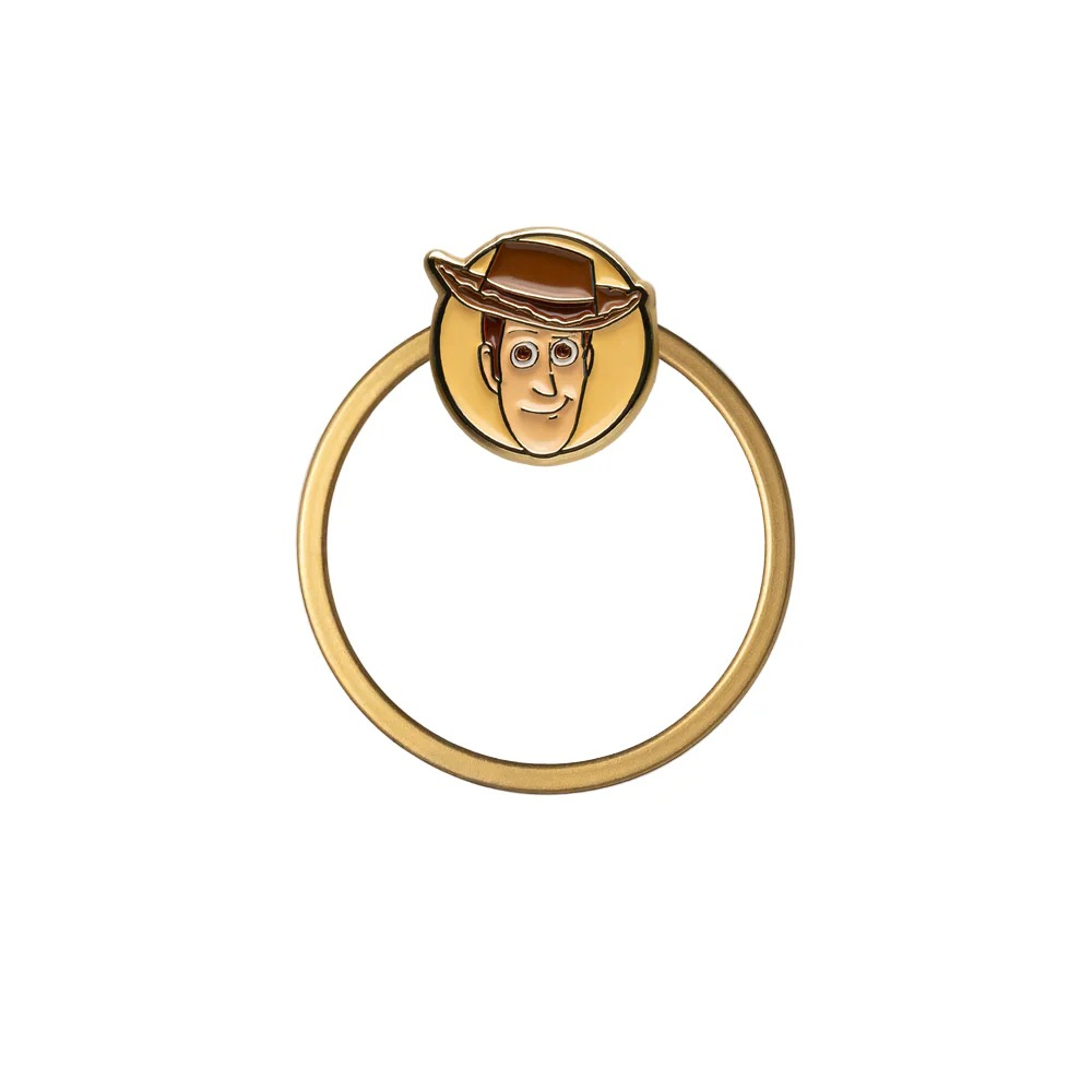 Un anello dorato con il volto di Woody che indossa un cappello marrone.