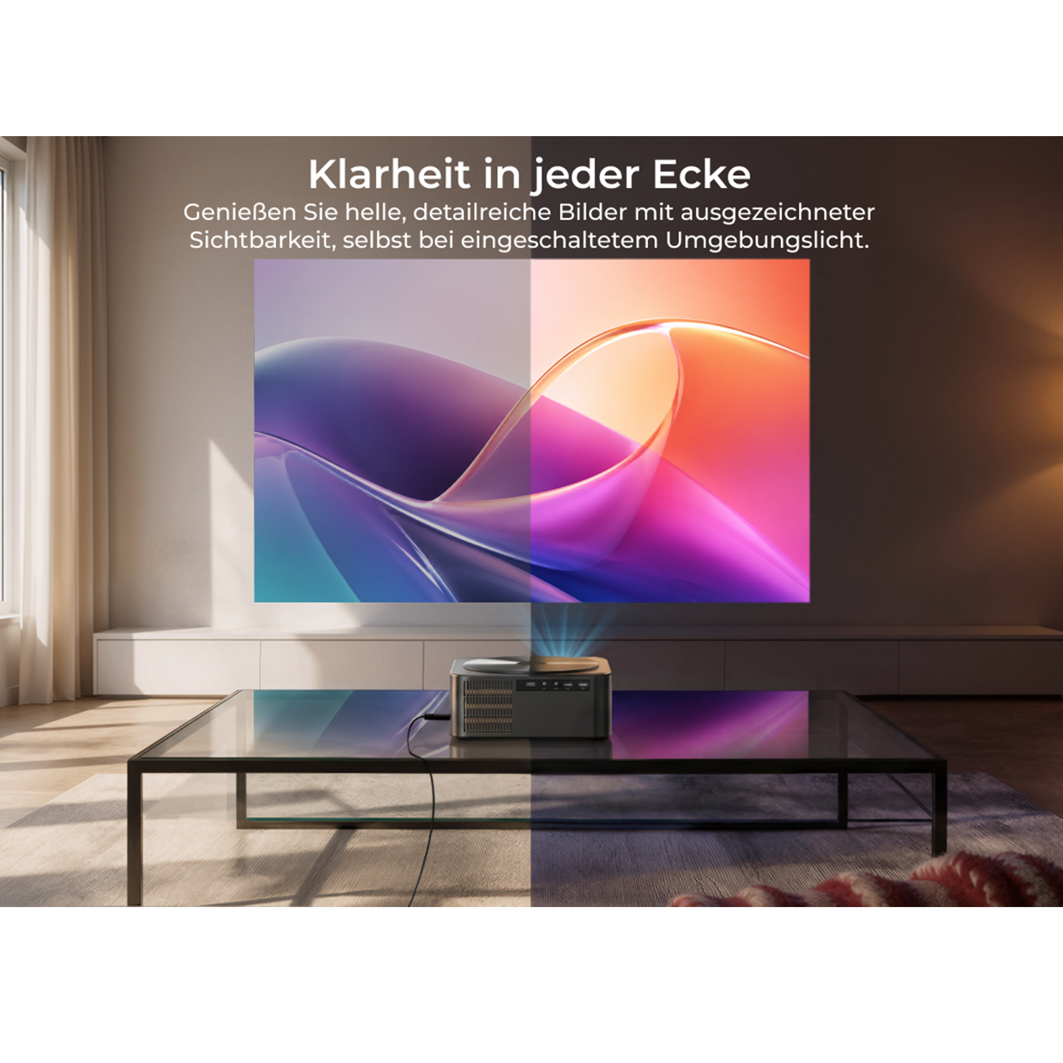 Ein Projektor wirft ein helles, farbenfrohes Bild auf eine Leinwand in einem Wohnzimmer.