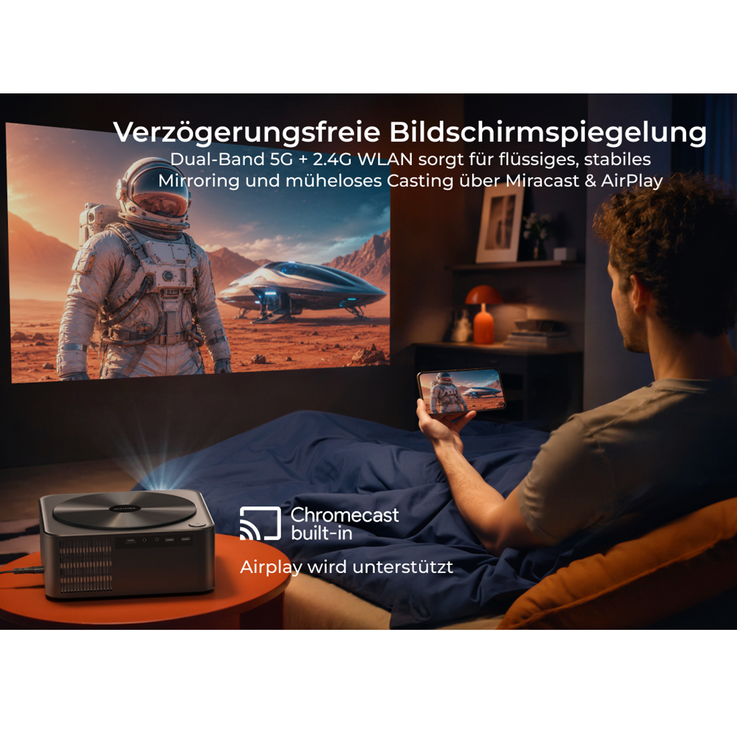 Projektor zeigt Astronauten auf Mars; Mann schaut auf Handy. Chromecast integriert.