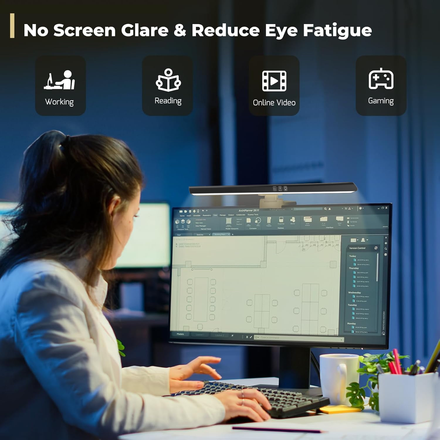 Frau arbeitet am Schreibtisch mit einem Monitor, der Baupläne zeigt. Schreibtischlampe darüber.